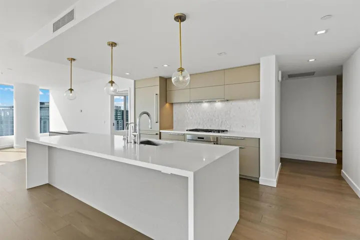 888 W E 1802, San Diego, California 92101