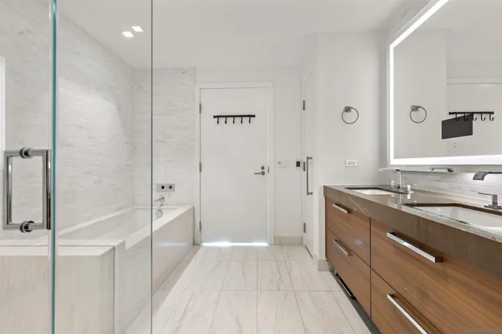 888 W E 1802, San Diego, California 92101