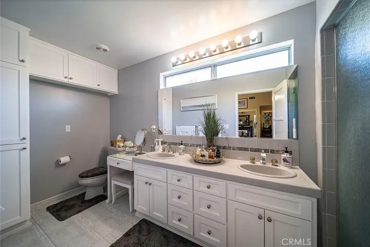 Double Sink Main Bath with vanity