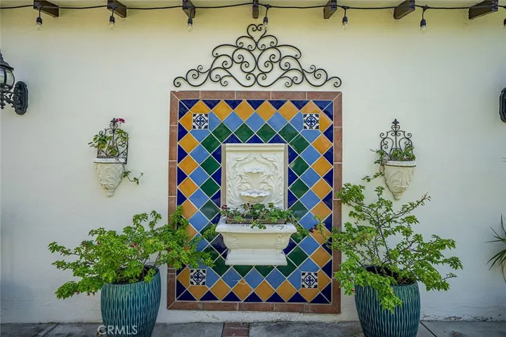 Wall Decor Back yard