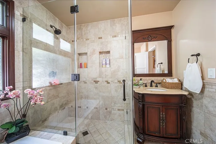 Main Floor Bath shower