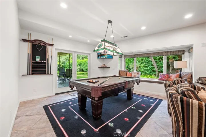 Very large 2nd family or game room. There is direct access to the yard.
