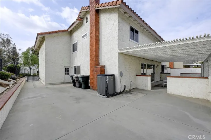 Large side yard for your recreational vehicles.