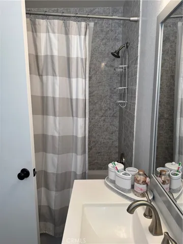 Upstairs hallway bath