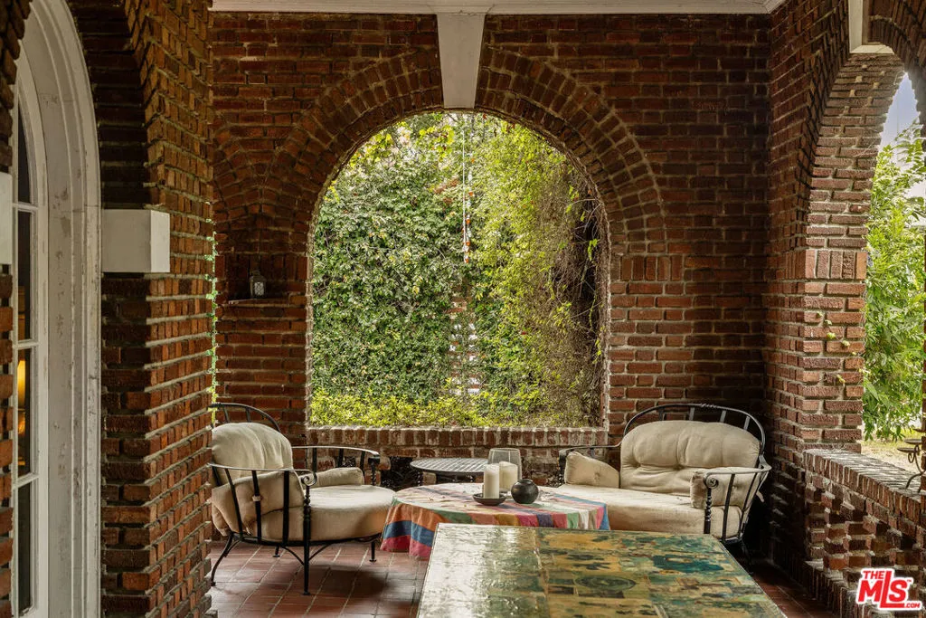 1130 Westchester Place, Los Angeles, California 90019 home-pic-3