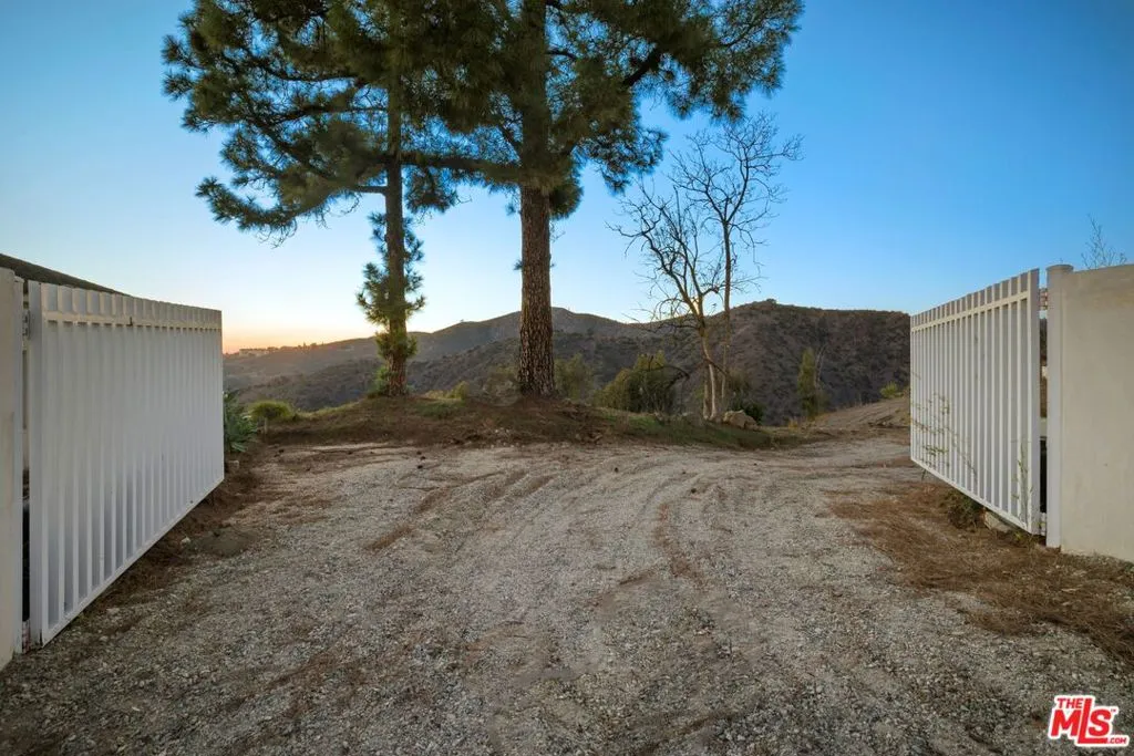 1211 Linda Flora Drive, Los Angeles, California 90049 home-pic-3