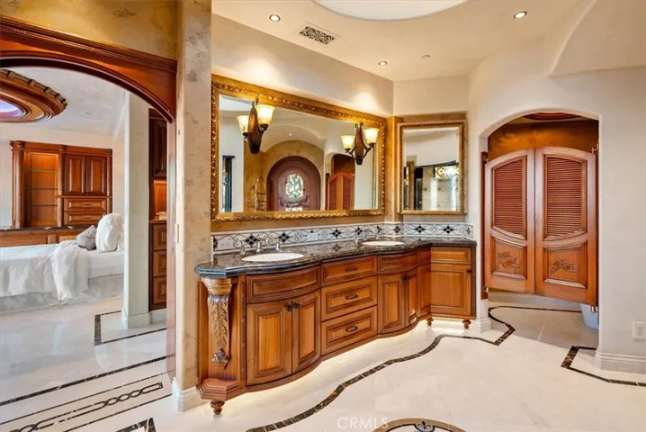 Saloon style entry to the bidet & separate urinal