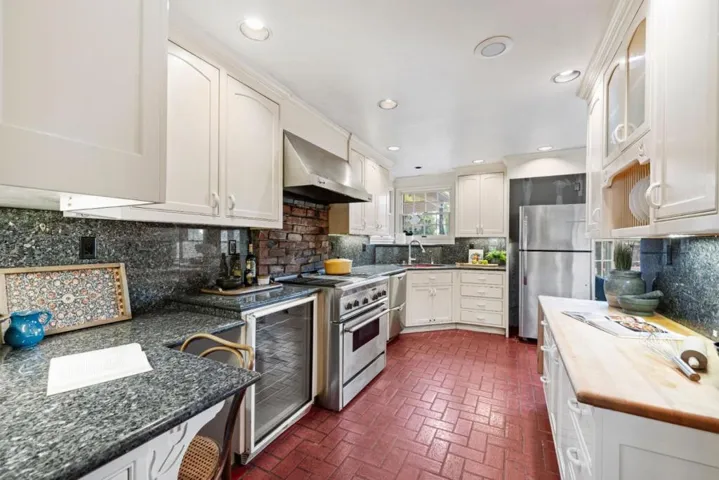 21471 Vai Avenue, Cupertino, California 95014