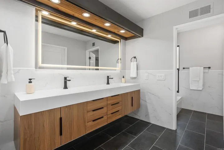 2101 Crown View Way, Oceanside, California 92056