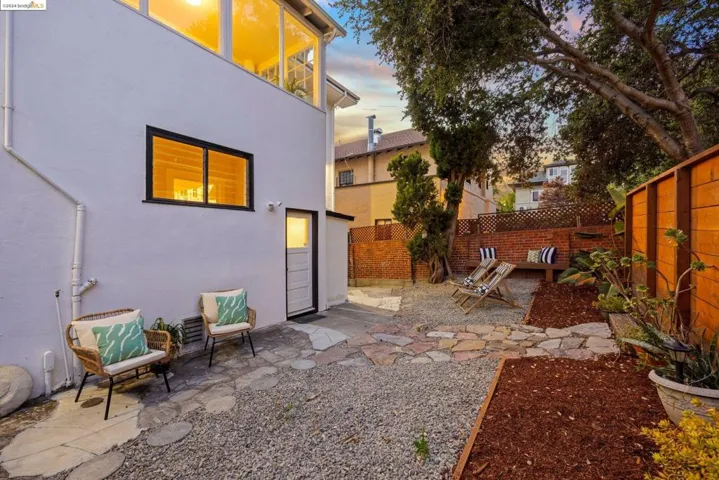 174 Santa Clara, Oakland, California 94610