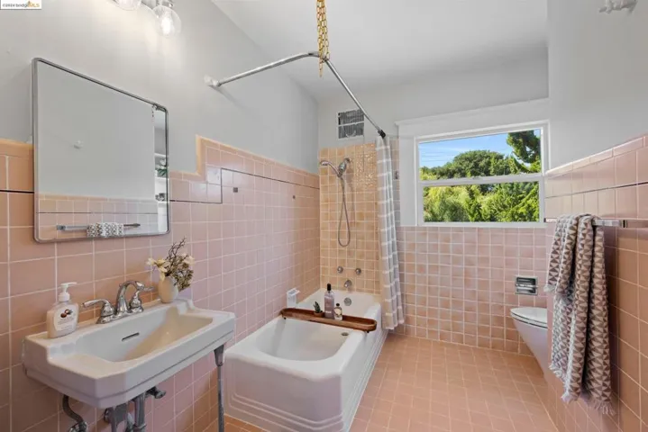 174 Santa Clara, Oakland, California 94610