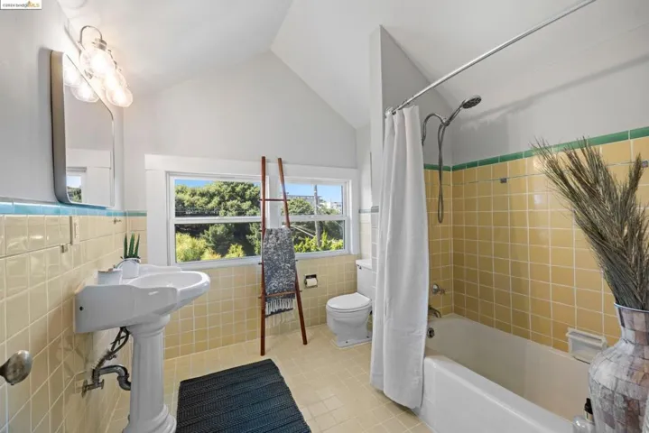 174 Santa Clara, Oakland, California 94610
