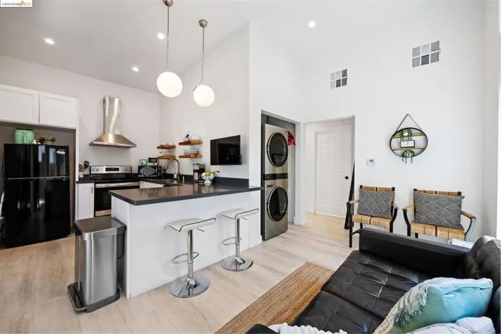 174 Santa Clara, Oakland, California 94610