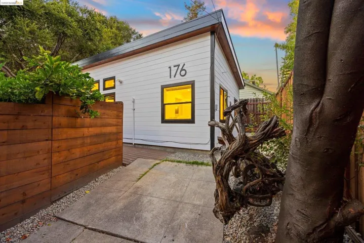 174 Santa Clara, Oakland, California 94610