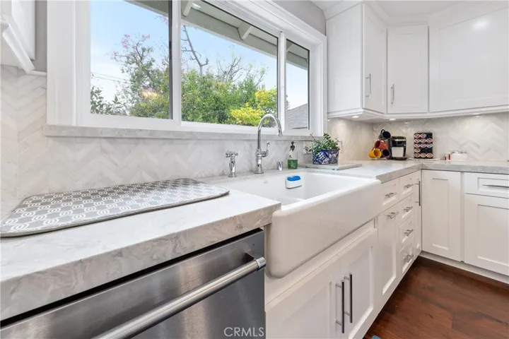 Gaze out your large kitchen window into your bright green lawn bordered w/fruit trees as you wash your dishes by hand in your deep barn-sink... or let the Butler do them (ok it's a dishwasher but hey..)