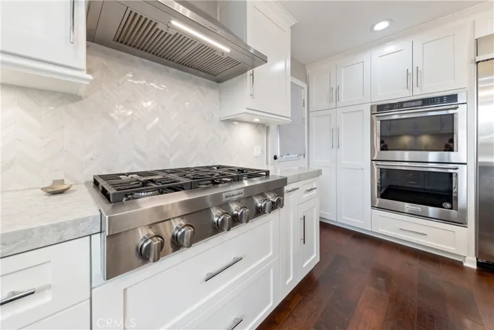 Six-Gas-Fueled After-Burners on this commercial grade stove-top will let you whip-up any dish as you dirty every pot & pan in the kitchen at at hyper-sonic speeds and a powerful vent hood to clear the smoke just as fast!