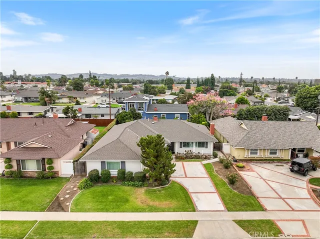 Back outside real quick to see the spacious yard & big driveway w/room for parking 2 perfectly... Need More Room? Look how your neighbor widened their driveway!!