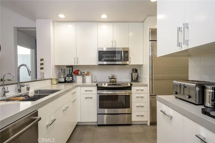 2233 Martin 318, Irvine, California 92612