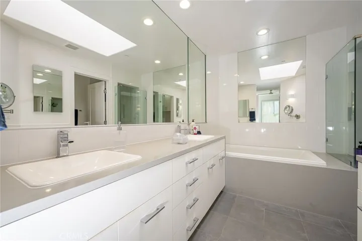 2233 Martin 318, Irvine, California 92612