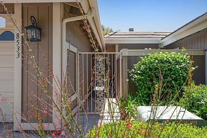 8533 Circle R Valley Ln, Escondido, California 92026