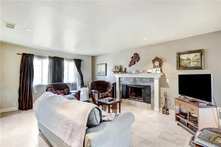 338 E 5th Street, San Jacinto, California 92583