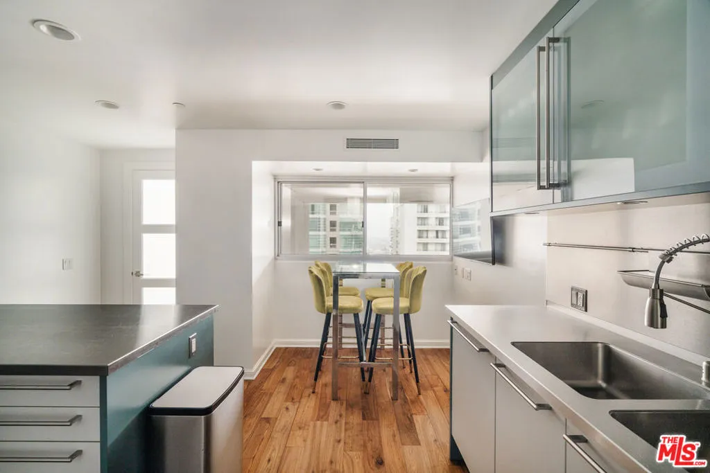10375 Wilshire Boulevard 11h, Los Angeles, California 90024 home-pic-16