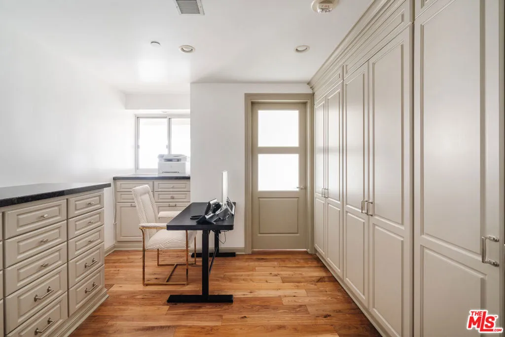 10375 Wilshire Boulevard 11h, Los Angeles, California 90024 home-pic-17