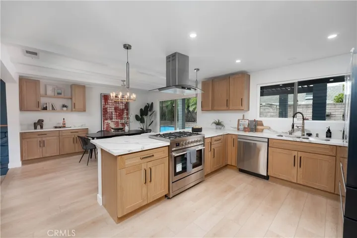 Brand New Kitchen and Bar, Quartz countertop, New Custom Cabinets, New Gas Stovetop, Dishwasher