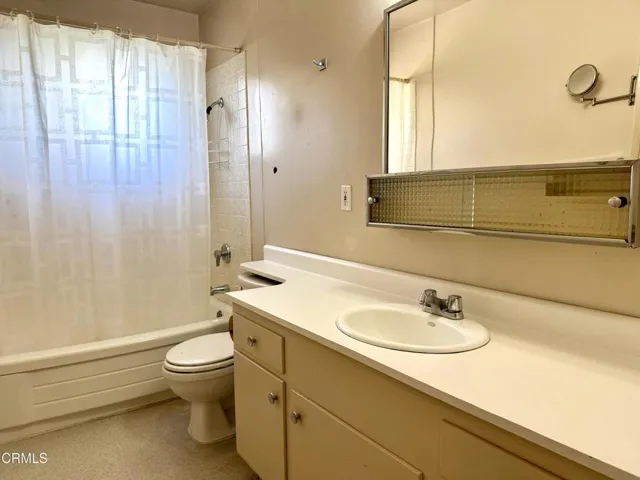 10563Hillview_Photo_Bath2