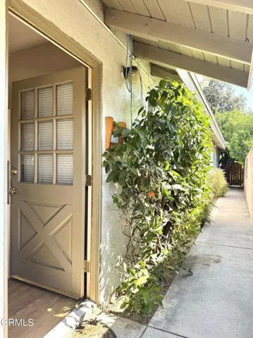 10563Hillview_Photo_AptEntry