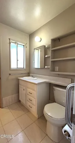 10563Hilllview_Bath1a