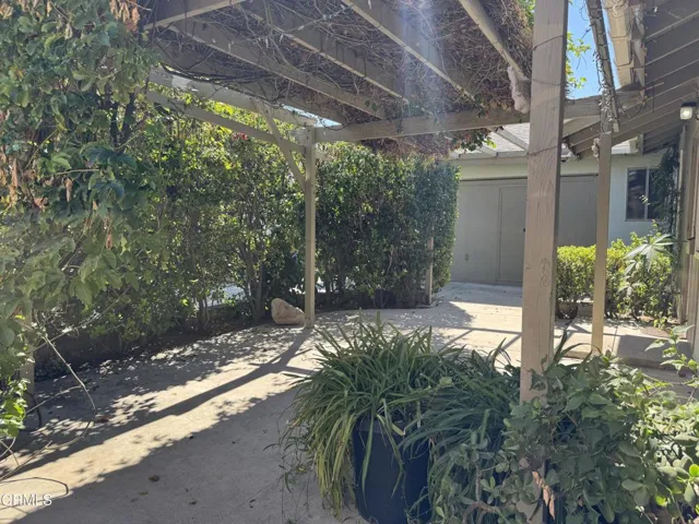 10563Hillview_Photo_FrontPatio