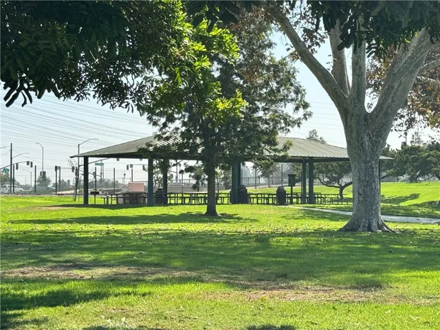 Walking distance to Mae Boyar Park