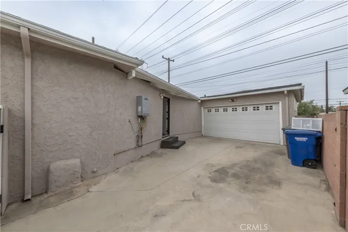 Another view of the side of the house driveway