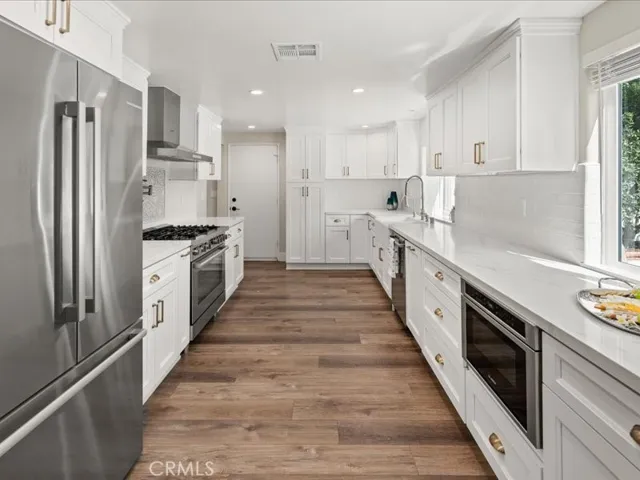 9350 Tampa Avenue, Northridge, California 91324