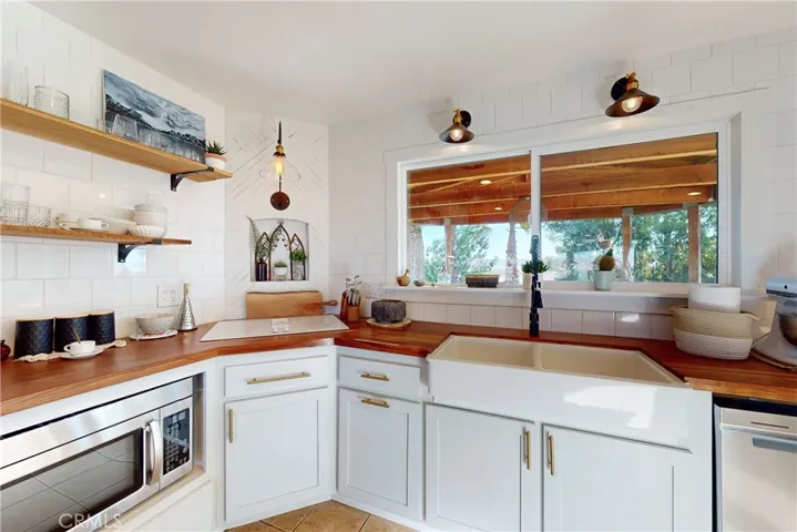 Farm sink & white shaker cabinets