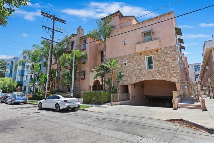 10862 Bloomfield Street 106, Toluca Lake, California 91602