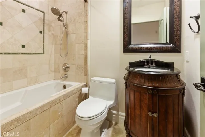 10862 Bloomfield Street 106, Toluca Lake, California 91602