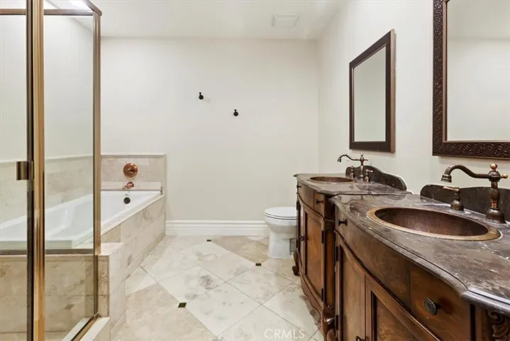 10862 Bloomfield Street 106, Toluca Lake, California 91602