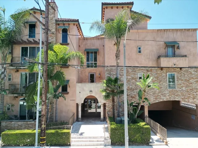 10862 Bloomfield Street 106, Toluca Lake, California 91602
