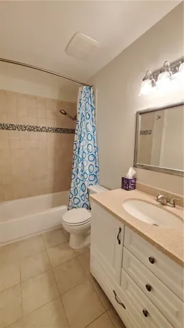 Upstairs Full Bathroom - Lockable Doors to Primary Bedroom and Hallway