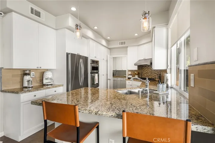 Kitchen with Breakfast bar