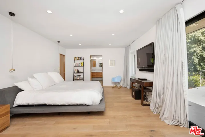 11460 Laurelcrest Road, Studio City, California 91604