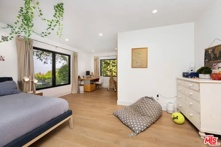 11460 Laurelcrest Road, Studio City, California 91604