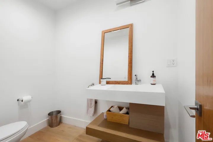11460 Laurelcrest Road, Studio City, California 91604