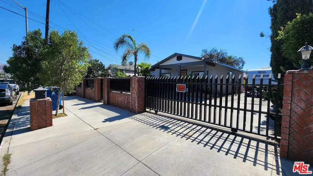 11146 Burton Street, Sun Valley, California 91352, 3 Bedrooms Bedrooms, ,1 BathroomBathrooms,Residential,For Sale,Burton,24446883