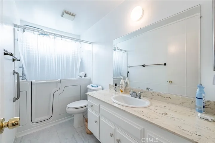 Walk-in tub / shower