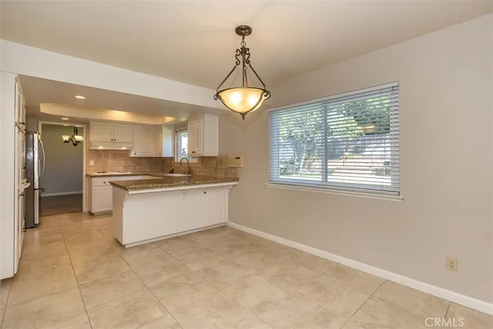 Breakfast bar and kitchen nook.