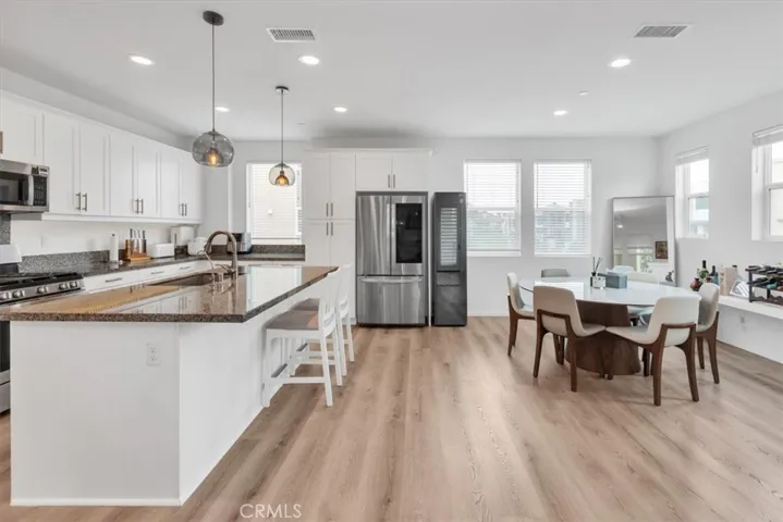 Kitchen & Dining