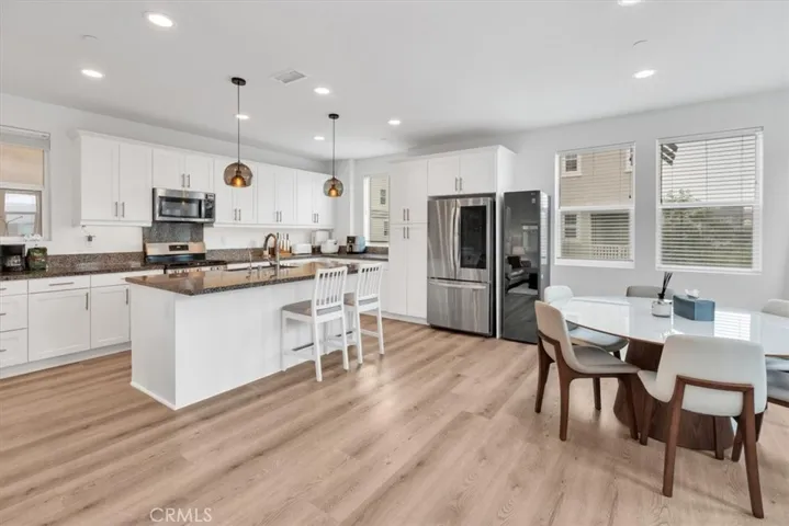 Kitchen & Dining